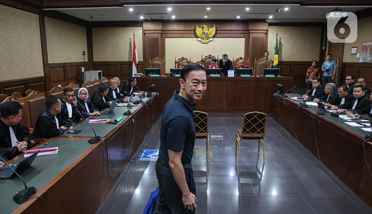 Menteri Perdagangan periode 2015-2016, Thomas Trikasih Lembong atau Tom Lembong bersiap mengikuti sidang perdana di Pengadilan Tindak Pidana Korupsi (Tipikor), Jakarta, Kamis (6/3/2025). (Liputan6.com/Angga Yuniar)