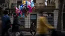 Seorang penjual balon menunggu pembeli di sebuah jalan di Barcelona, Spanyol, Selasa (9/2/2021). Lonjakan jumlah kasus harian yang terjadi sejak Oktober 2020 meningkatkan jumlah kumulatif kasus virus corona COVID-19 di Spanyol dengan melampaui 3 juta. (AP Photo/Emilio Morenatti)