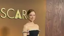 Emma Stone tampil anggun effortless dengan gaun off shoulder hitam dengan outline berlian yang anggun [@theacademy]