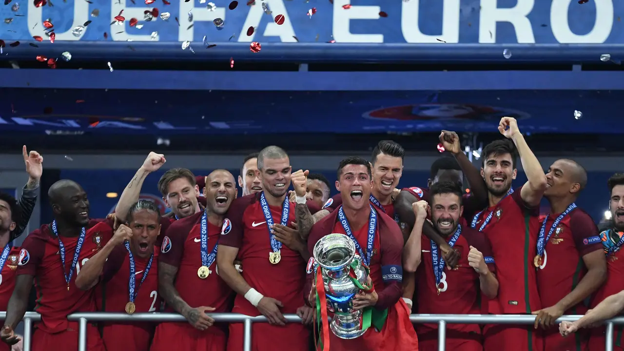 Cristiano Ronaldo (tengah) merayakan kemenangan Piala Eropa 2016 bersama Timnas Portugal. Kemenangan tersebut membawa mereka ke Piala Konfederasi 2017. 