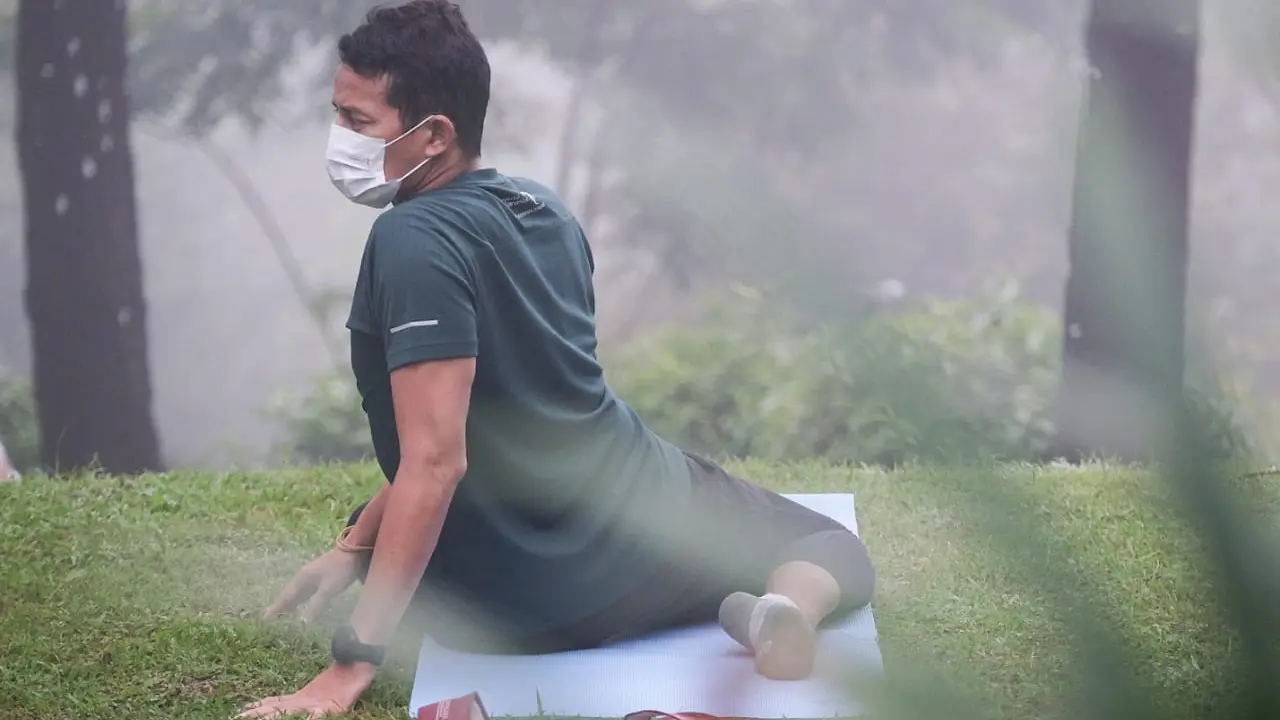 Sandiaga Uno Jajal Yoga Pagi di Kawasan Candi Borobudur