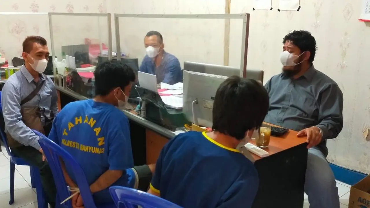 Polisi menangkap pelaku pemerkosaan yang juga ayah dan kakak kandung korban. (Foto: Liputan6.com/Humas Polres Banyumas)