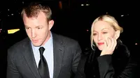 Madonna dan Guy Ritchie. (foto: justjared)