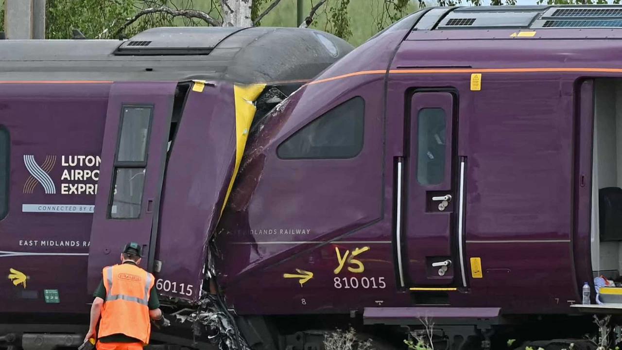 FOTO: Tabrakan Dua Kereta di Inggris Tewaskan Masinis dan Lukai Puluhan Penumpang