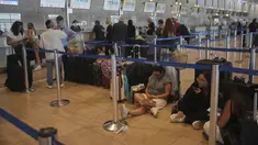 Para pelancong mengantre untuk pelaporan masuk penerbangan menyusul pengumuman gencatan senjata antara Israel dan Iran, di Bandara Internasional Ben Gurion, dekat Tel Aviv, Israel, Rabu 25 Juni 2025. (AP/Ohad Zwigenberg)