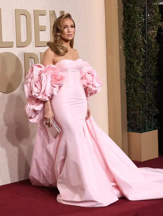 Pelantun "On The Floor" itu mengenakan gaun merah muda tanpa tali dari Nicole + Felicia Couture yang dilapisi dengan jubah glamor yang dihiasi bunga mawar. (Amy Sussman / GETTY IMAGES NORTH AMERICA / Getty Images via AFP)