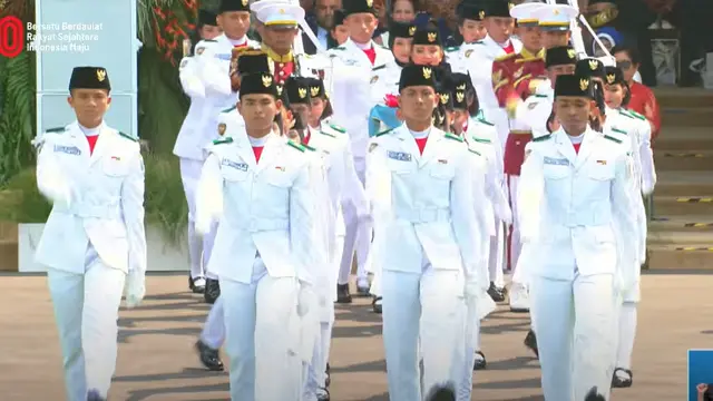 Proses Jelang Pengibaran Bendera Merah Putih di Istana