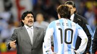 Pelatih Argentina, Diego Maradona, menyemangati Lionel Messi usai ditaklukkan Jerman dengan skor 4-0 pada laga Piala Dunia di Stadion Green Point, Afrika Selatan, (3/7/2010). (AFP/Daniel Garcia)