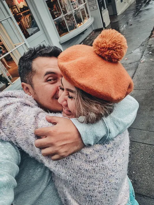 Ternyata di tengah pandemi seperti sekarang ini, Sissy bisa melihat sisi positifnya. Ia yang biasa sibuk dengan pekerjaannya, kini menjadi lebih sering bersama keluarga dan mengenalnya lebih jauh. (Instagram/sysiio)