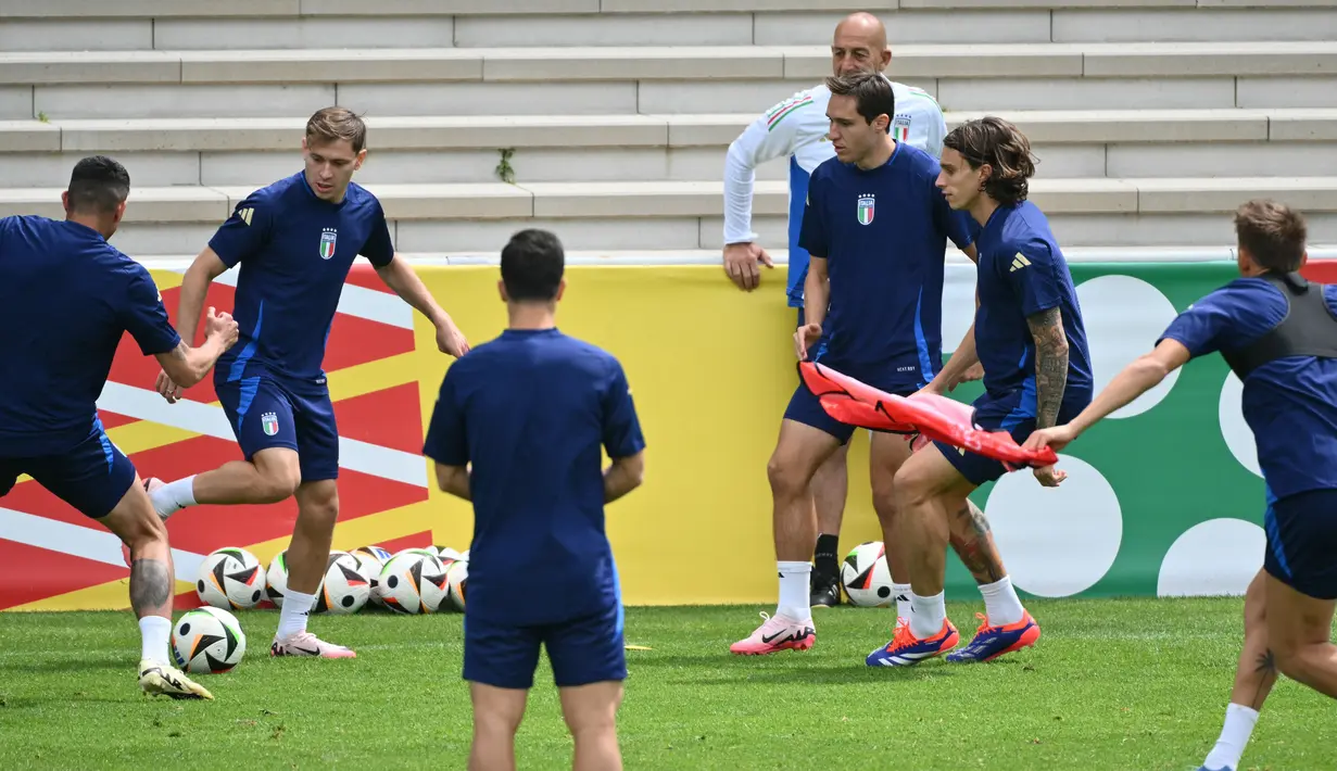 <p>Dengan tekanan yang ada, Timnas Italia takkan memandang sebelah mata Swiss dan bahkan mewaspadai betul ancaman yang bisa diberikan lawan. (Alberto PIZZOLI / AFP)</p>
