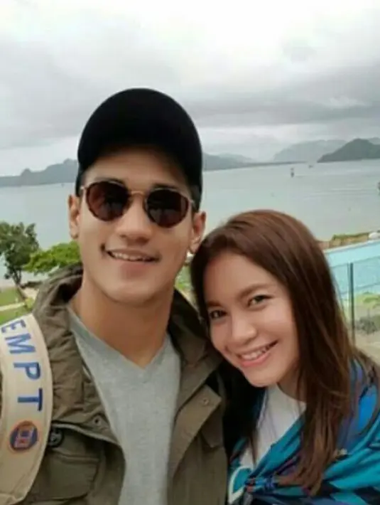 Penyanyi Rossa dan Afgansyah Reza berselfie dengan latar sebuah danau dan pegunungan. (Instagram/@afros279)