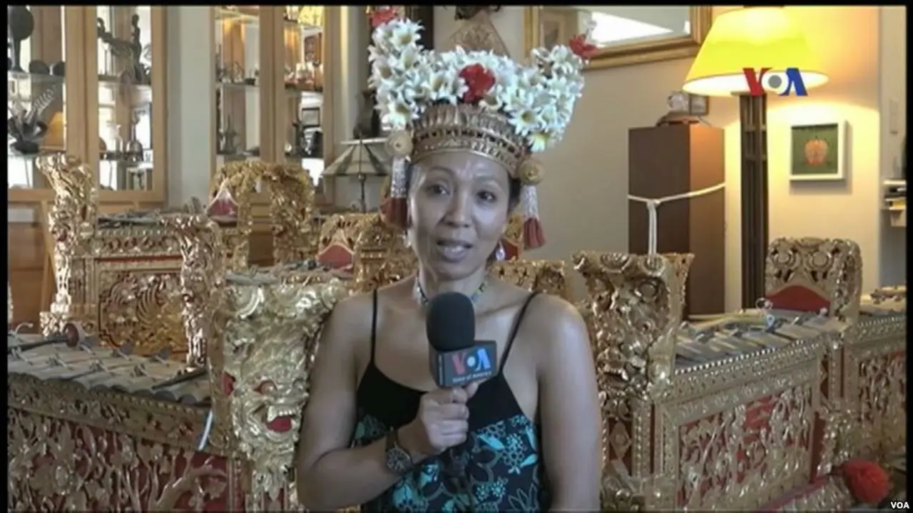 Kompiang Metri Davies yang melestarikan budaya Bali melalui kelompok 'Gadung Kasturi'. (VOA News)