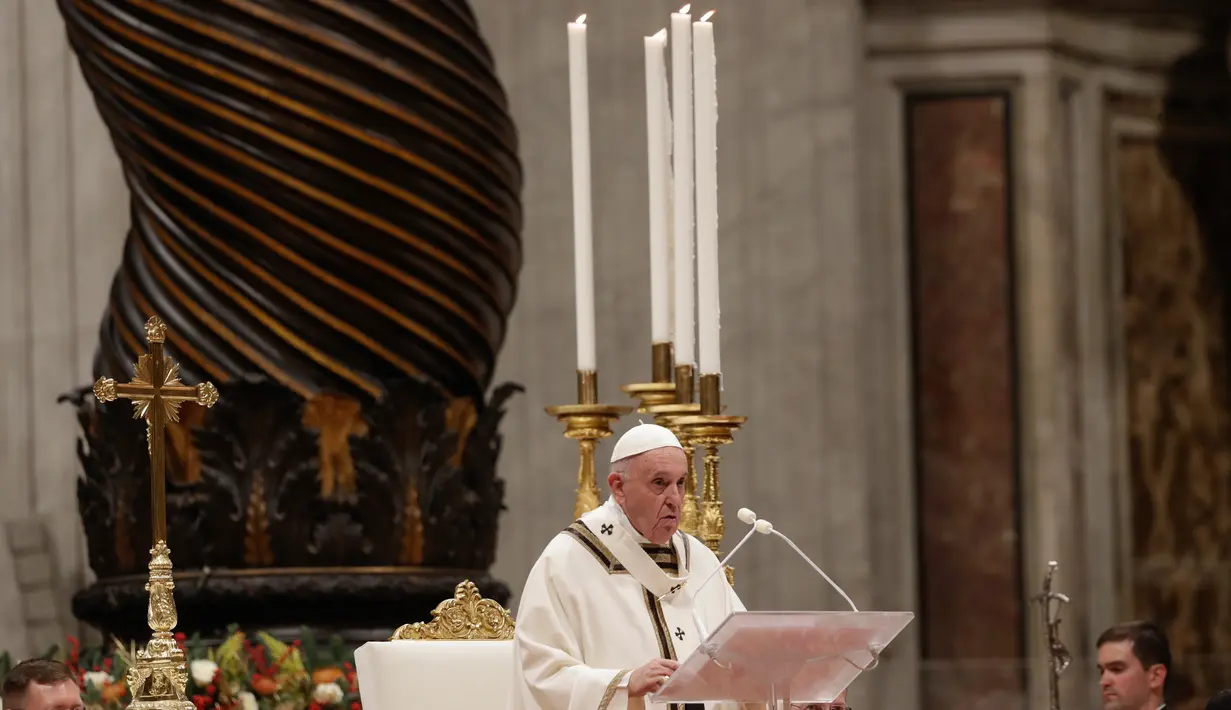 Paus Fransiskus memimpin misa Malam Natal di Basilika Santo Petrus, Vatikan, Selasa (24/12/2019). Paus Fransiskus memberikan khotbahnya seputar makna spiritual dan pribadi mengenai malam saat Yesus dilahirkan di Betlehem. (AP Photo/Alessandra Tarantino)