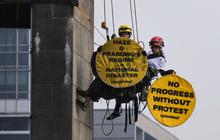Usai 8 Jam Diperiksa, 6 Aktivis Greenpeace Dibebaskan Polisi