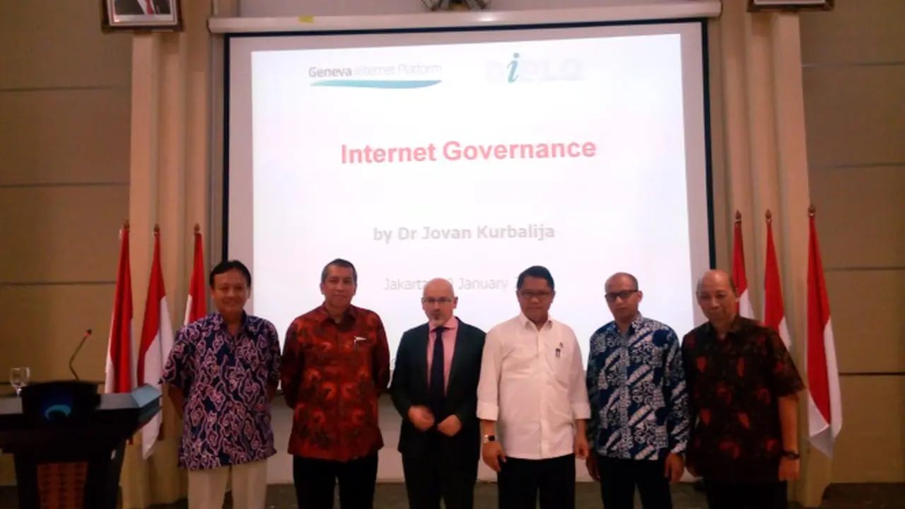 Sesi Foto pada Penutupan Kuliah Umum tentang Tata Kelola Internet di Ruangan Serbaguna Kementerian Kominfo, Selasa (19/1/2016)
