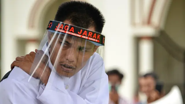 Terpidana Zina Dihukum 100 Kali Cambuk