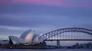 Pertunjukan cahaya di Jembatan Harbour di Sydney, Australia, pada 16 November 2020 dalam rangka memperingati ulang tahun ke-100 maskapai Qantas. Qantas Airlines telah berdiri selama 100 tahun, menjadikannya salah satu maskapai penerbangan tertua yang terus beroperasi di dunia. (Xinhua/Bai Xuefei)