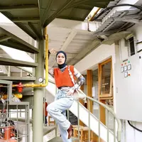 Kombinasikan vest, mom jeans dan sepatu boots seperti OOTD ala Tantri Namirah satu ini. (Instagram/tantrinamirah).