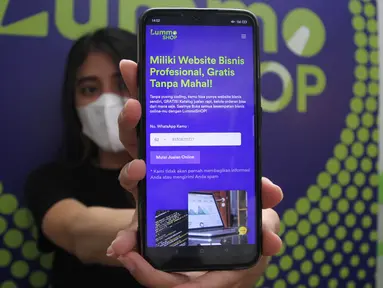 Model menunjukkan LummoSHOP pada re-branding TOKKO di Jakarta (19/1/2022). TOKKO, salah satu produk unggulan Lummo, melakukan rebranding menjadi LummoSHOP demi memperkokoh posisinya sebagai solusi layanan perangkat lunak penghubung bisnis dengan pelanggan dan pemilik merek. (Liputan6.com/HO/Ading)