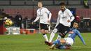 Pemain Napoli, Adam Ounas (bawah) menghalau bola dari kejaran pemain Atalanta, Jose Luis Palomino pada laga perempat final Coppa Italia di San Paolo stadium, Naples, (2/1/2018). Napoli kalah dari Atalanta 1-2. (Ciro Fusco/ANSA via AP)