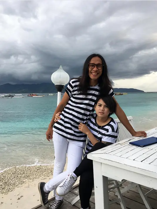 "Emang udah berpisah. Detailnya ga bisa (kasih tahu). Ada perselisihan. Pasti ada konflik. Permasalahan udah lama," tukas Devi. (Instagram/ev0124)