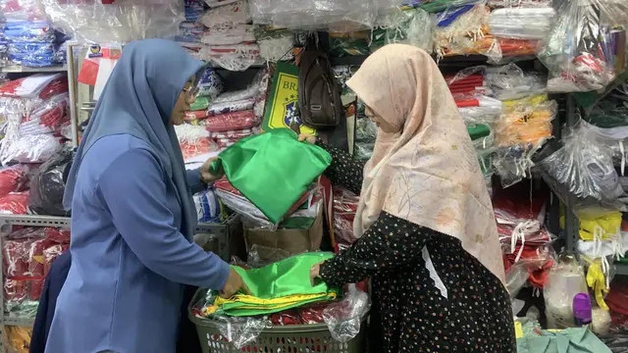 Keluh Kesah Pedagang Pasar Senen Jelang HUT RI, Harga Bahan Baku Pernak Pernik Naik tapi Omzet Turun 70 Persen