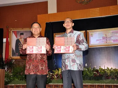 Senin (18/8/14), Bank Indonesia (BI) resmi meluncurkan uang pecahan Rp 100.000 baru tahun 2014 di Jakarta. (Liputan6.com/Miftahul Hayat)