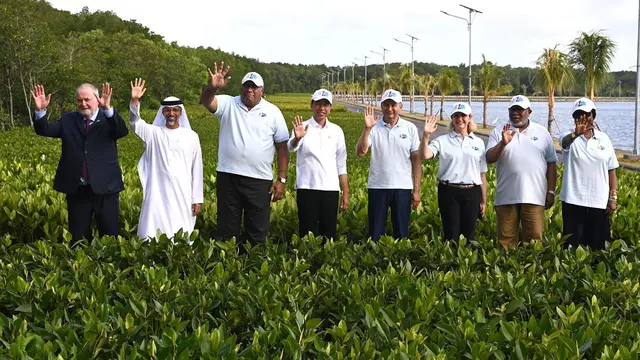 Momen Jokowi Mendadak Jadi Fotografer Delegasi World Water Forum Saat Kunjungi Tahura Bali, Menteri Basuki Pasang Wajah Serius