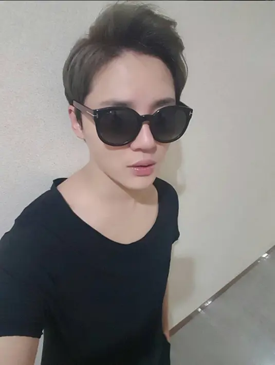 Sudah dikabarkan lolos dalam ujian wajib militer, rumornya Junsu mashi harus memberikan penampilan terbaiknya di depan para penggemarnya. Ia masih harus menyelesaikan beberapa pekerjaannya yang masih tersisa. (Instagram/ xiaxiaxia1215)