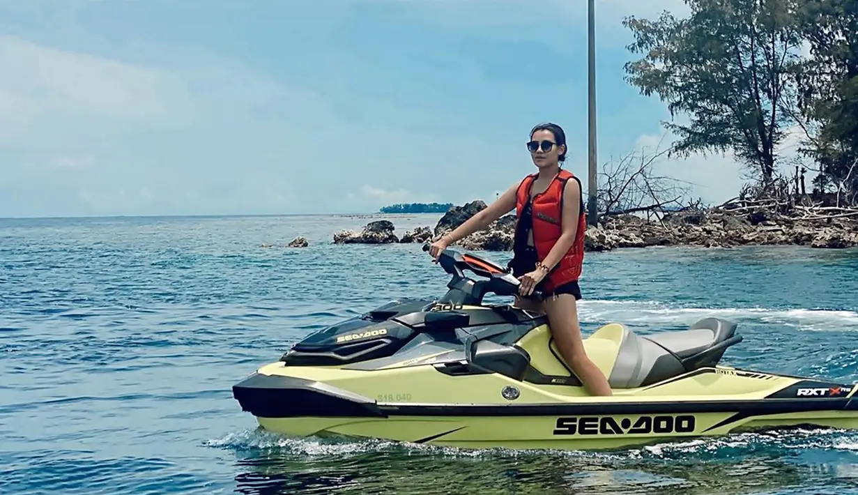 Dalam media sosial Instagramnya, Aaliyah cukup banyak membagikan potret kesehariannya bersama keluarga dan saat menjalani liburan. Banyak dari momen liburan ini memperlihatkan saat ia berada di pantai. Salah satu pantai yang cukup banyak ia unggah ialah pantai yang berada di Bali. (Liputan6.com/IG/aaliyah.massaid)