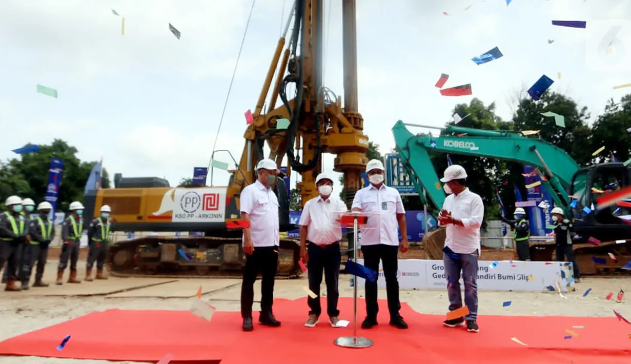 Direktur Operasi Bidang Gedung PT. PP Anton Satyo Hendriatmo, Direktur Utama Noval Arsyad, Direktur Utama Bank Mandiri Darmawan Junaidi dan Direktur Hubungan Kelembagaan Rohan Hafas saat groundbreaking pembangunan Gedung IT Mandiri Bumi Slipi di Jakarta, Kamis (27/1/2022). (Liputan6.com/HO/Rizki)