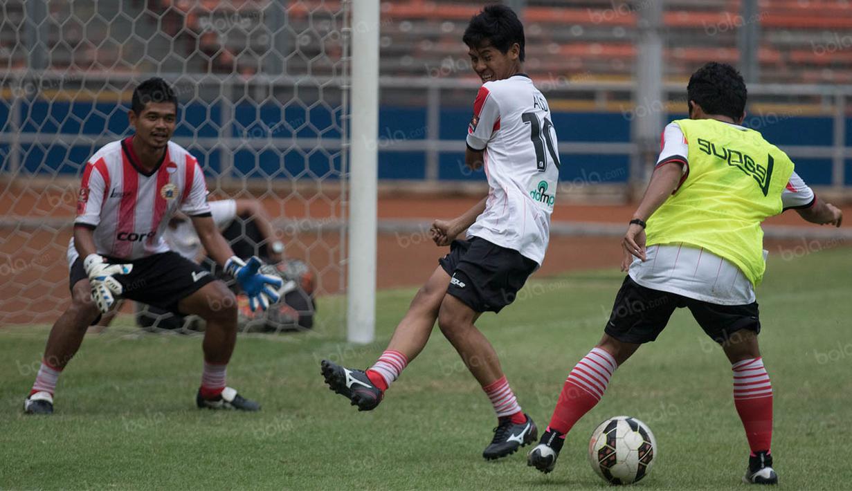 Pada latihan sesi terakhir, bomber gaek Persija, Bambang Pamungkas bermain sebagai kiper. (Bola.com/Vitalis Yogi Trisna)