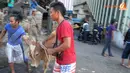 Pedagang sedang mengamankan sapi yang mengamuk saat akan dipindahkan (Liputan 6.com/ Faisal R Syam)