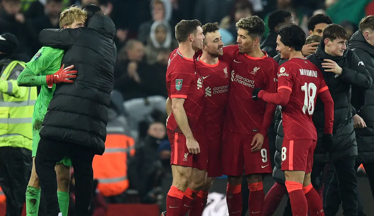 The Reds akhirnya mampu menyudahi babak adu penalti dengan tendangan pungkasan yang dieksekusi oleh Diogo Jota (kanan ketiga). Liverpool unggul agregat gol 5-4 atas Leicester City dan berhak melaju ke babak semifinal. (AFP/Oli Scarff)