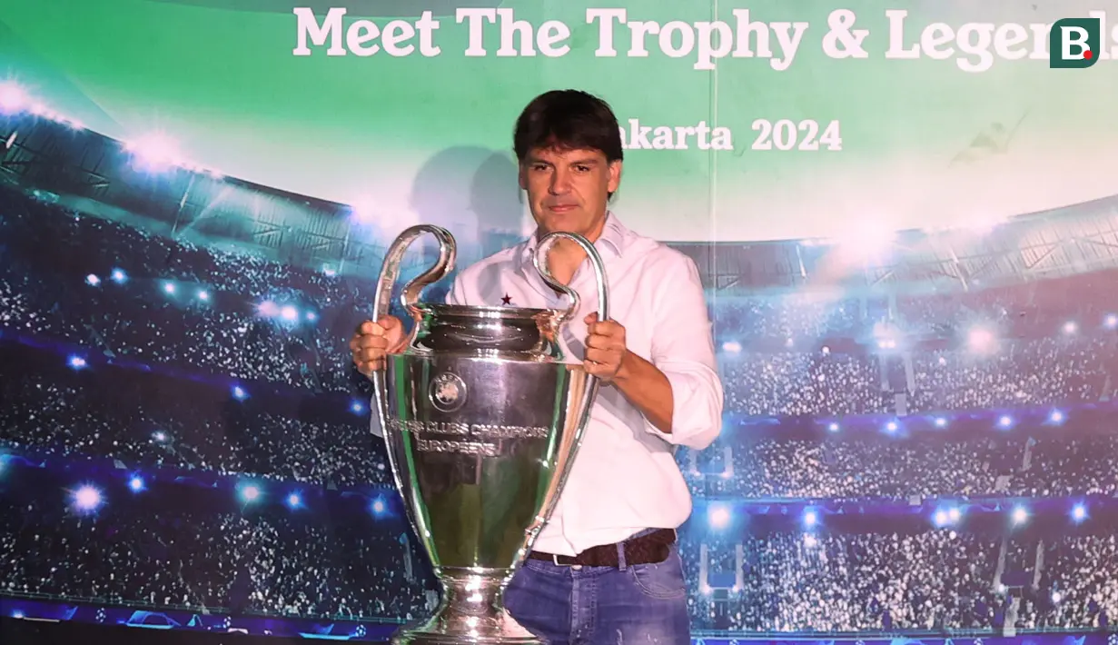 <p>Legenda Real Madrid, Fernando Morientes, memamerkan trofi Liga Champions saat hadir dalam acara bertajuk Meet The UEFA Champion League Trophy and Legends di MGP Space SCBD, Jakarta, Jumat (26/4/2024). (Bola.com/M iqbal Ichsan)</p>