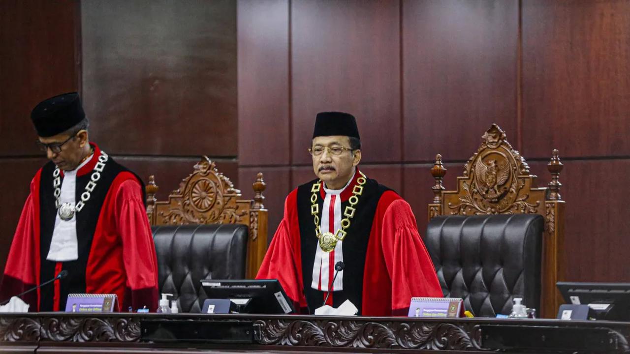 Sebelumnya, Hakim Konstitusi Anwar Usman menggugat Ketua Mahkamah Konstitusi (MK) Suhartoyo ke PTUN Jakarta.<br>
