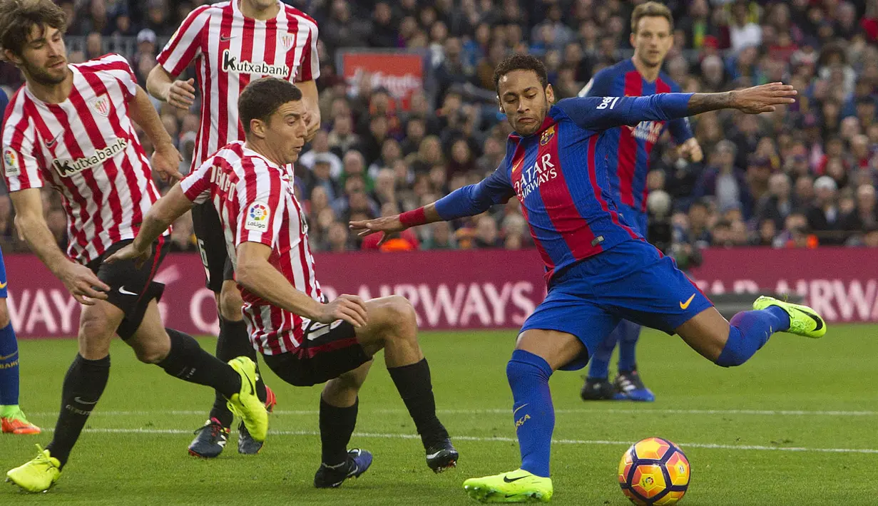 Penyerang Barcelona, Neymar, berusaha membobol gawang Athletic Bilbao. Selaku tuan rumah, Barcelona lebih menguasai jalannya laga berdasarkan prosentase penguasaan bola yang mencapai 54 persen. (EPA/Marta Perez)