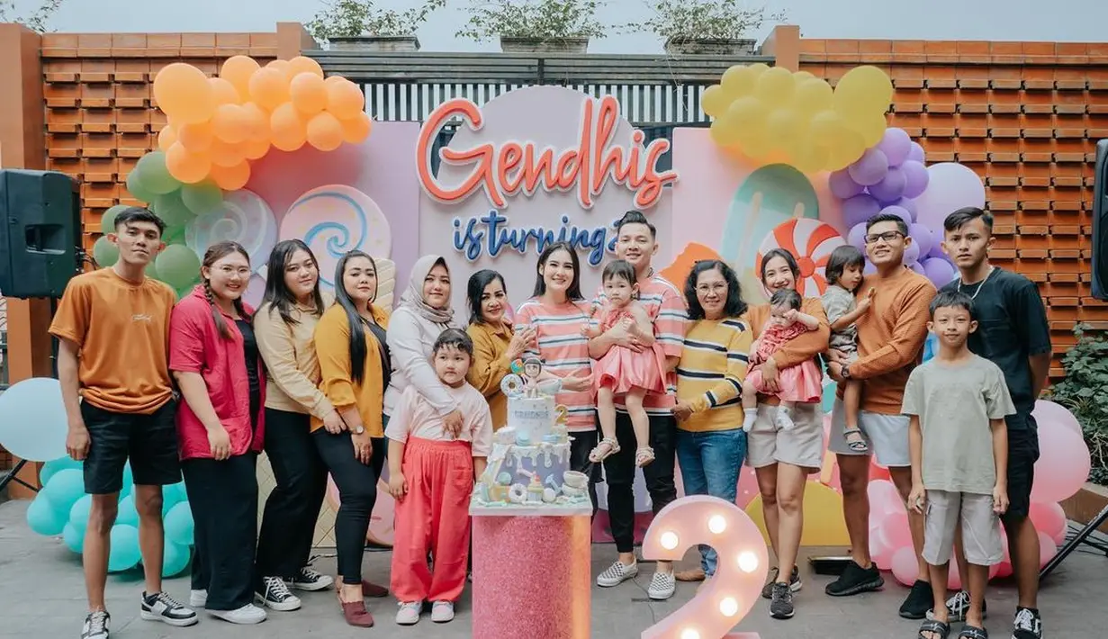 "21 Agustus 2023, Selamat Ulang Tahun yang ke - 2 mbak Gendhis @gendhis.kenes_madaharsa diberkati tumbuh kembangmu, panjang umur, makin pinter, nurut sama mama papa, jadi kakak yang baik buat adek Kenes, dan takut akan Tuhan, semoga kamu selalu sehat dan jadi berkat bagi orang lain. Amin 🤍," tulis nellakharisma. [Instagram/nellakharisma]