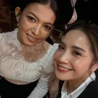 Selvi Ananda dan Nagita slavina kerap tampil bersama di sejumlah kesempatan. Terbaru, pada gelaran fashion ibu kota. [Foto: Instagram/ Raffinagita]