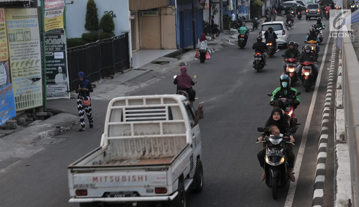 Pengendara motor nekat berlawan arah di kawasan Klender, Jakarta, Kamis (11/7/2019). Demi mempersingkat jarak tempuh dan menghindari kemacetan, para pengendara sepeda motor di kawasan ini nekat berlawan arah yang sesungguhnya dapat mengancam keselamatan. (merdeka.com/Iqbal S. Nugroho)