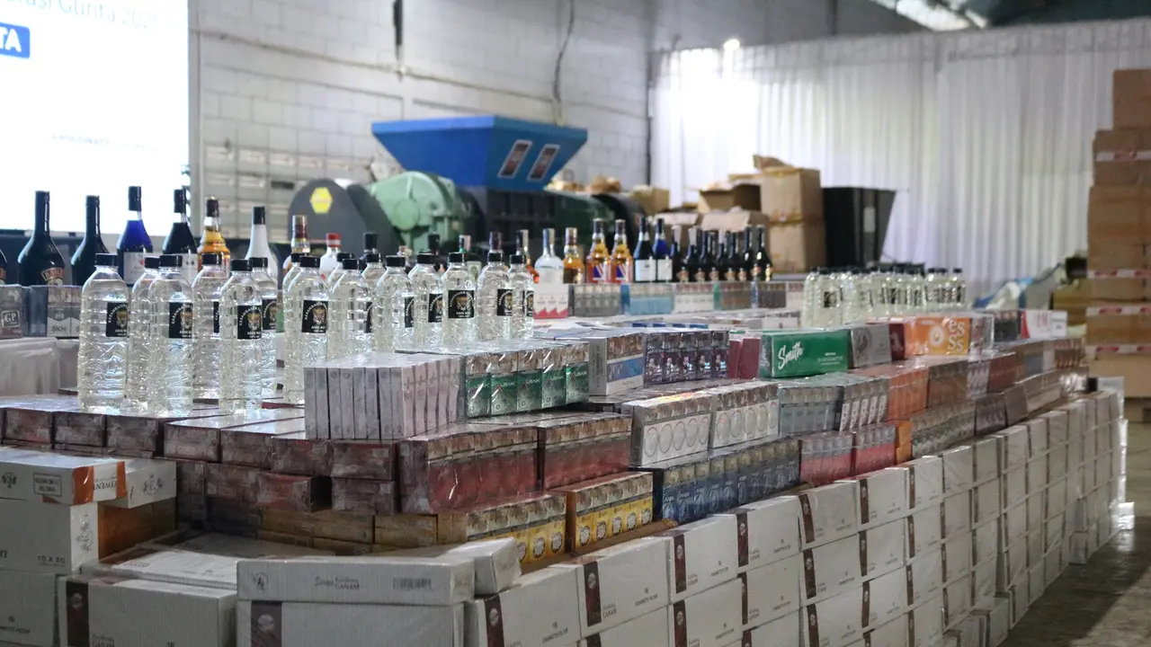 Kantor Wilayah (Kanwil) Bea Cukai Jakarta memusnahkan barang kena cukai (BKC) ilegal senilai Rp16,77 miliar, hasil penindakan yang telah berstatus barang milik negara (BMMN).