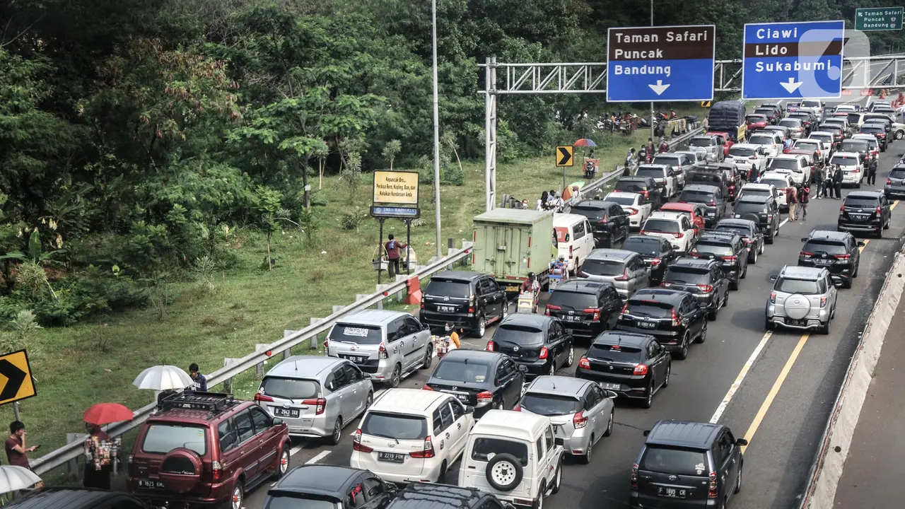 FOTO: Ribuan Kendaraan Arah Puncak Terjebak Penutupan Sistem One Way