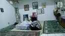Seorang perempuan berdoa di dekat jenazah artis senior Ade Irawan di rumah duka kawasan Lebak Buluk, Jakarta Selatan, Jumat (17/1/2020). Ibunda Ria Irawan tersebut meninggal dunia di Rumah Sakit Fatmawati pada Jumat (17/1/2020) pada usia 82 tahun. (Liputan6.com/Johan Tallo)