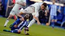 Pemain Deportivo Alaves, Alexis Ruano  menghadang laju bintang Real Madrid, Cristiano Ronaldo pada lanjutan La Liga Spanyol di Mendizorroza stadium, Vitoria, (29/10/2016). (REUTERS/Vincent West)