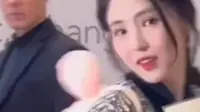 Han So Hee Tuai Atensi dengan Skin Tone yang Dianggap Terlalu Pucat. (dok. X @kdramaluvrr/https://x.com/kdramaluvrr/status/1882085474124390560)