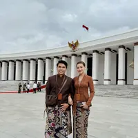Aaliyah Massaid tampil anggun mengenakan kebaya kutubaru warna coklat karamel dari @anjiasmara. Sedangkan sang suami, Thariq Halilintar mengenakan beskap warna coklat tua. [@aaliyah.massaid].