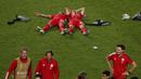 Pemain Bayern Munchen, Serge Gnabry dan Joshua Kimmich tidur di lapangan saat melakukan selebrasi usai menjuarai Liga Champions di Stadion The Luz, Portugal, Senin (24/8/2020). Bayern Munchen berhasil menjadi juara usai menaklukkan PSG 1-0. (Miguel A. Lopes/Pool via AP)