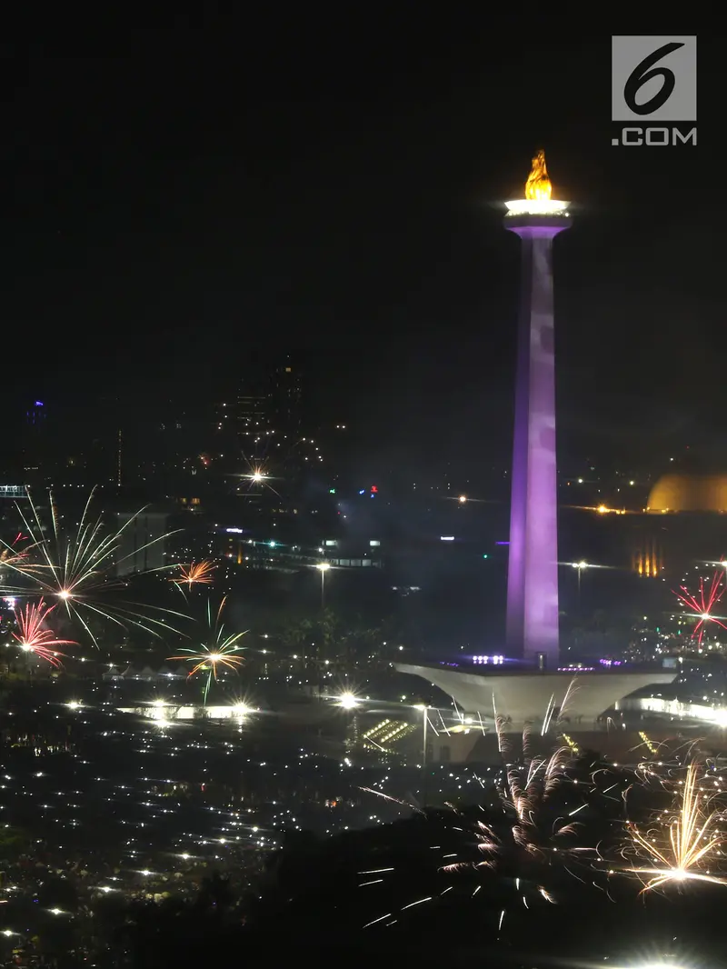 Diguyur Hujan, Kembang Api Sambut Pergantian Tahun di Monas