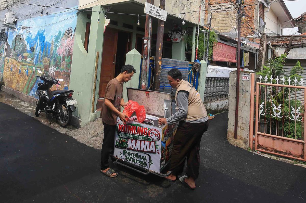 FOTO: Gerobak Listrik KomLing Permudah Pengelolaan Sampah Organik Warga