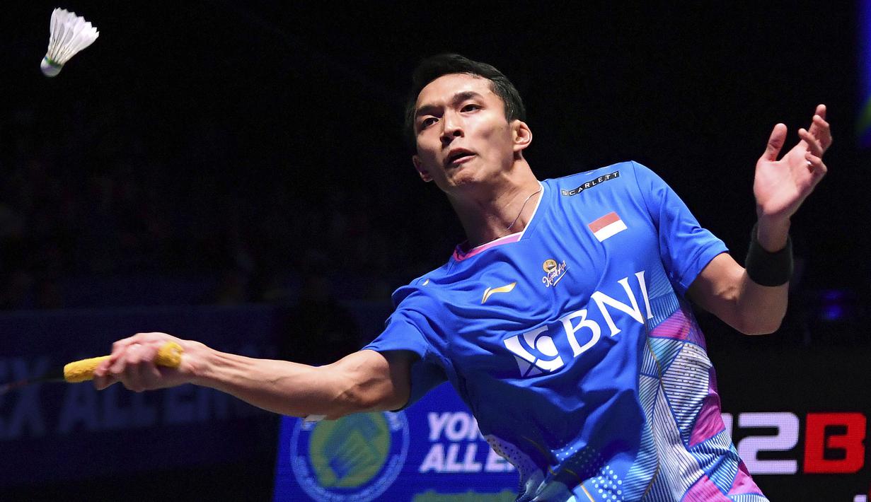 Pebulu tangkis tunggal putra Indonesia, Jonatan Christie berusaha mengembalikan bola saat menghadapi sesama wakil Indonesia, Anthony Sinisuka Ginting pada laga final tunggal putra kejuaraan bulu tangkis All England 2024 di Utilita Arena, Birmingham, Inggris (17/3/2024) malam WIB. Jonatan Christie menang dua gim langsung (21-15, 21-14) sekaligus menjadi juara. (AP Photo/Rui Vieira)